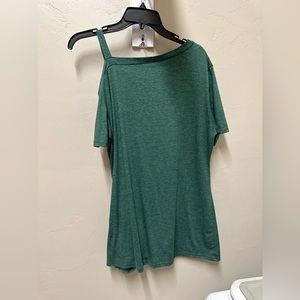 2 extra large shoulder tops. Lightly worn/flattering. Sold together for $10.